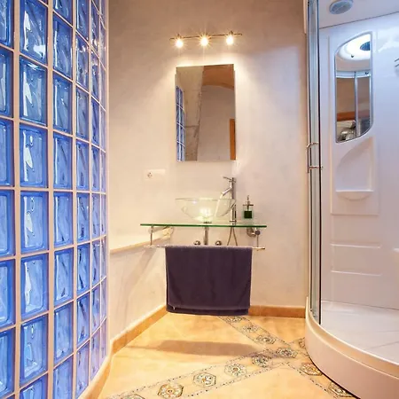 Casa Aina, 15 *